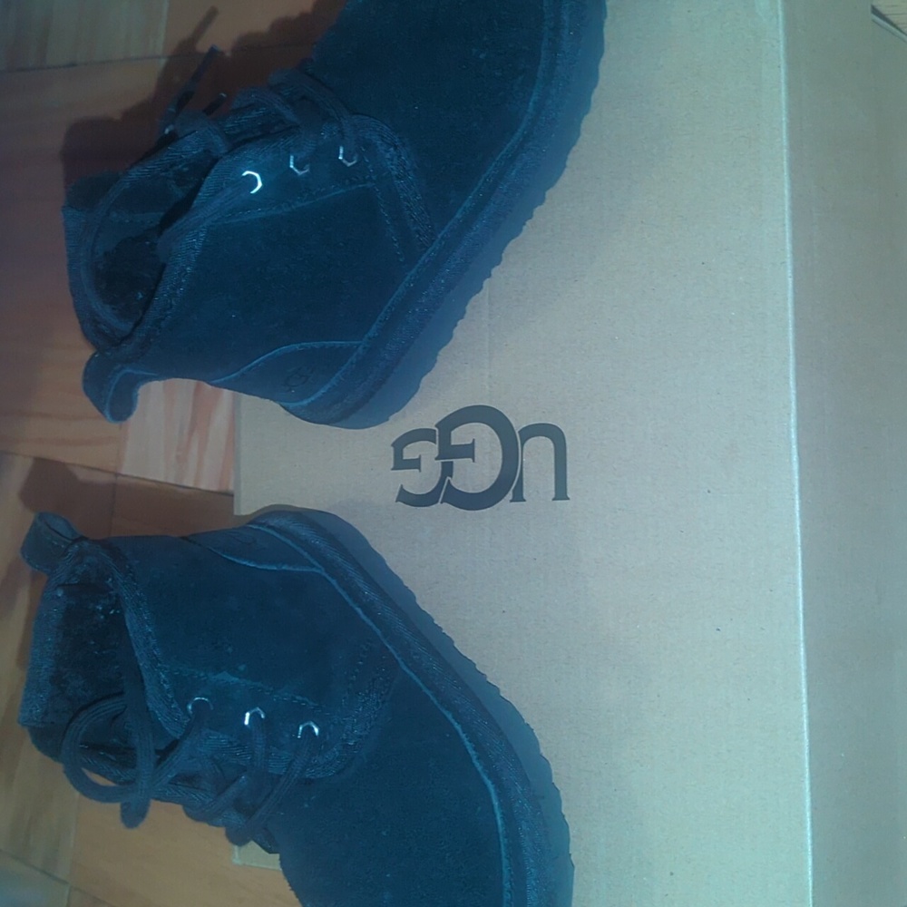 Kids black Neumel II Boot UGG size 10